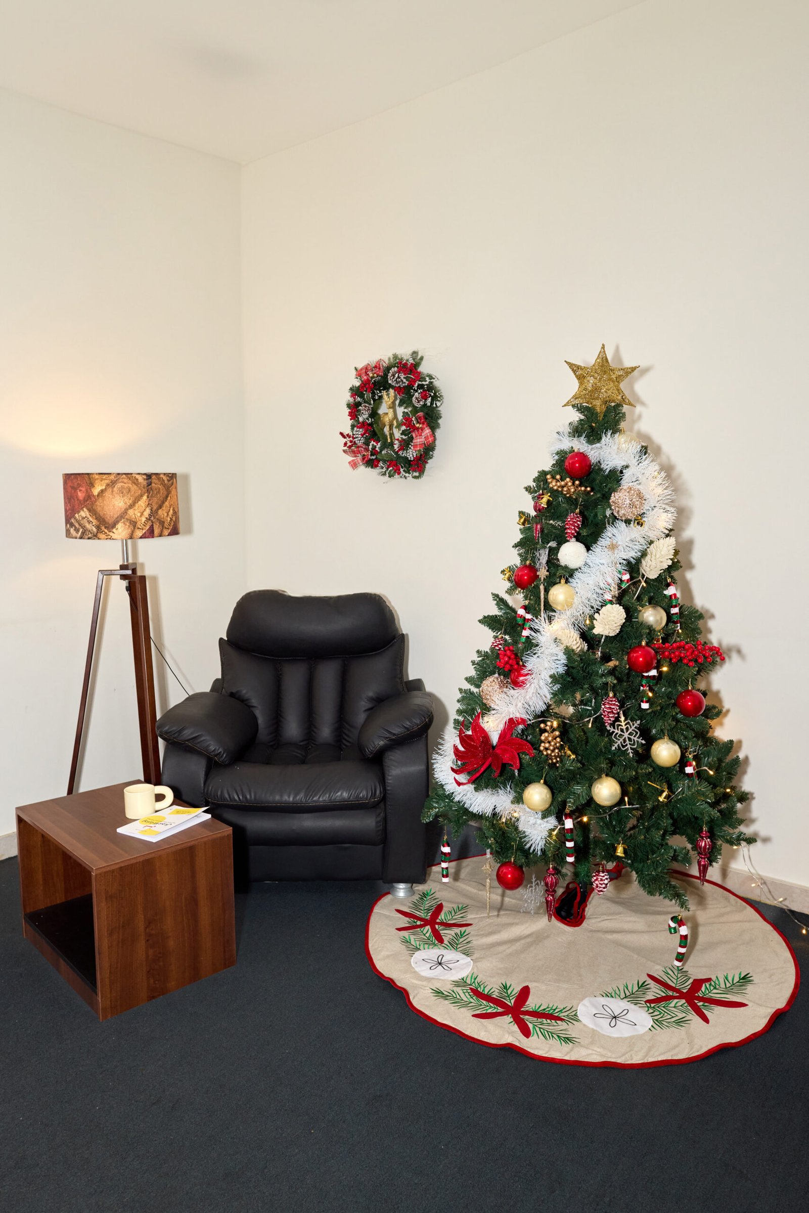 Christmas Tree <br> Red - Gold - White <br> (include accessories) - Image 9